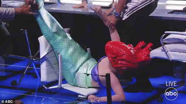 Öffentlicher Fall: Katy stürzte in der Sonntagsfolge von American Idol, als sie in einem Ariel-Kostüm von ihrem Stuhl fiel