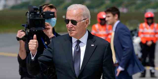 Präsident Joe Biden steigt am Dienstag, den 15. Juni 2021, am Flughafen Brüssel in die Air Force One ein. Biden ist auf dem Weg nach Genf.  (AP Foto/Patrick Semansky)