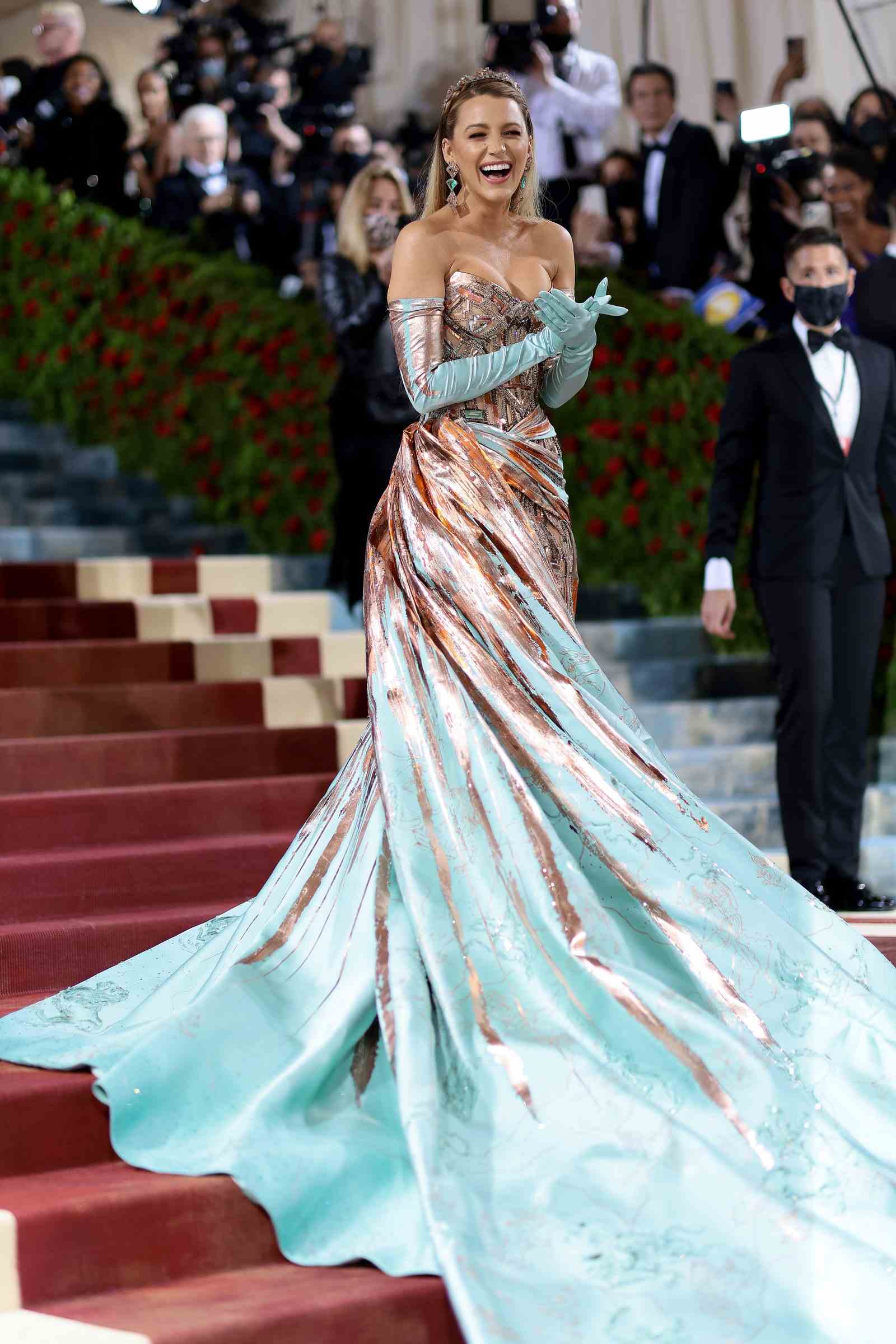 Blake Lively trägt bei der Met Gala 2022 ein kupfer-grünes Versace-Kleid