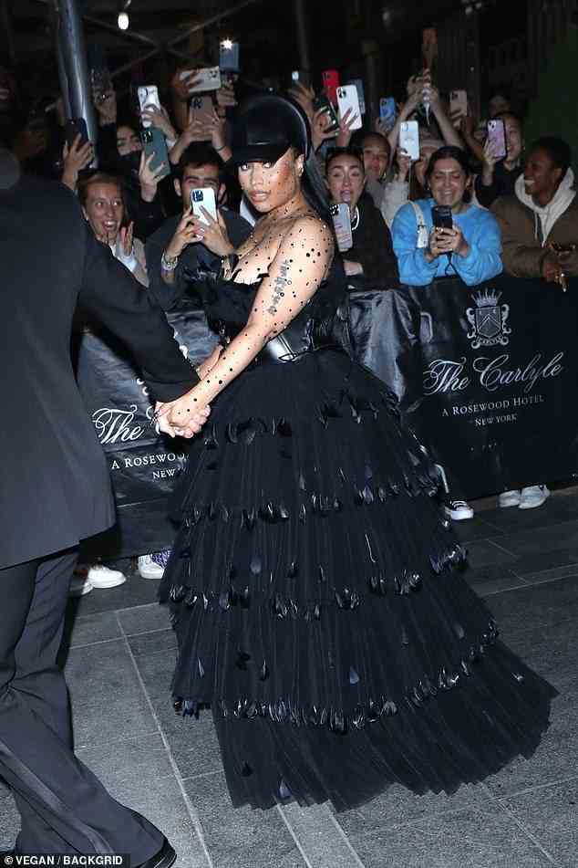 Fan-Liebe: Früher am Tag wurde Minaj gesehen, wie sie das Carlyle Hotel inmitten eines Schwarms von Fans verließ, als sie sich auf den Weg zum Event machte