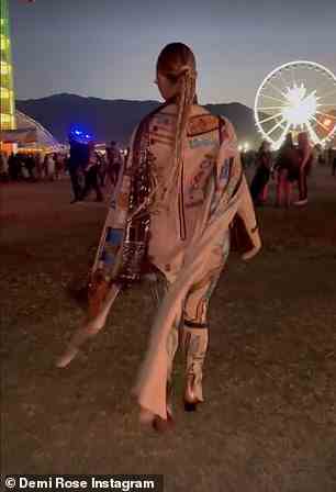 Festivalzeit: Für das Hauptereignis hat sie ein Video gepostet, das ihr neues Outfit von hinten zeigt – einen verzierten langen Kimono mit passender Hose