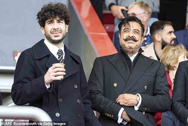 Khan (L), dessen Vater Shahid (R) der Club gehört, ist ein großer Bewunderer ihres portugiesischen Chefs