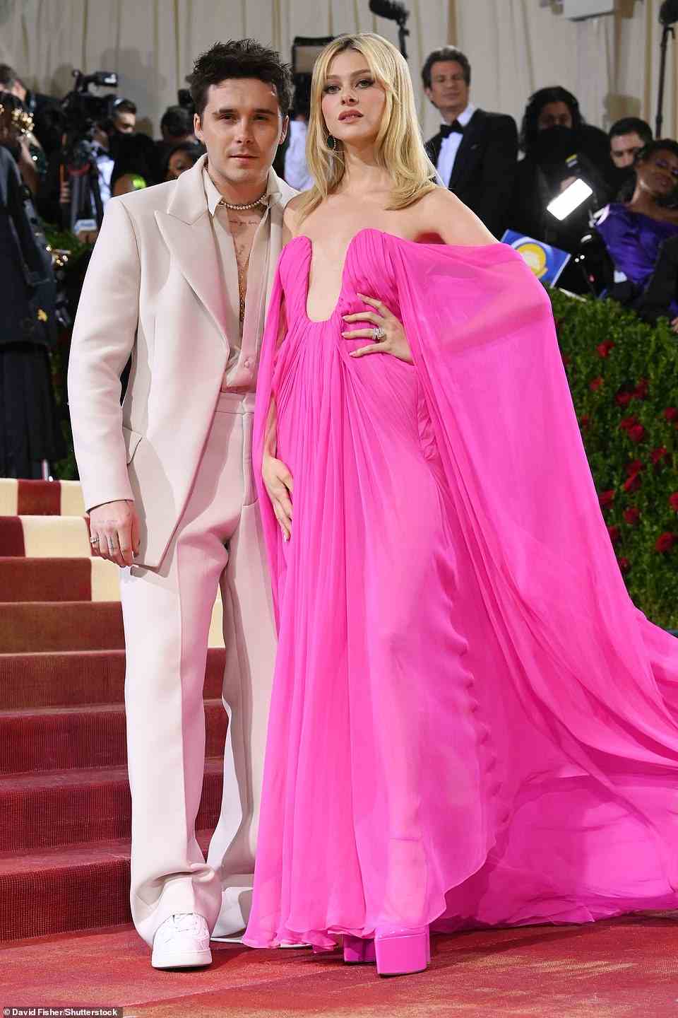 Frischvermählte: Brooklyn Beckham mit Frau Nicola Peltz, die sich für eine pinkfarbene transparente Nummer mit tiefem Ausschnitt entschied