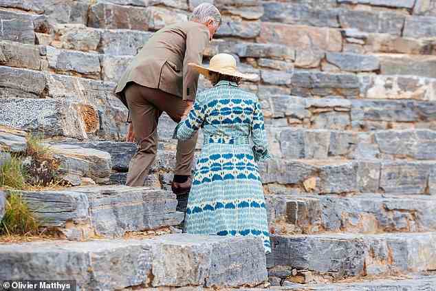 Das Paar beschloss, die archäologische Stätte von Thorikos zu erklimmen, um gemeinsam ein süßes Foto zu machen