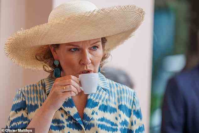 Königin Mathilde genoss vor dem Besuch des Symposiums über Archäologie und Denkmalpflege eine Tasse Kaffee