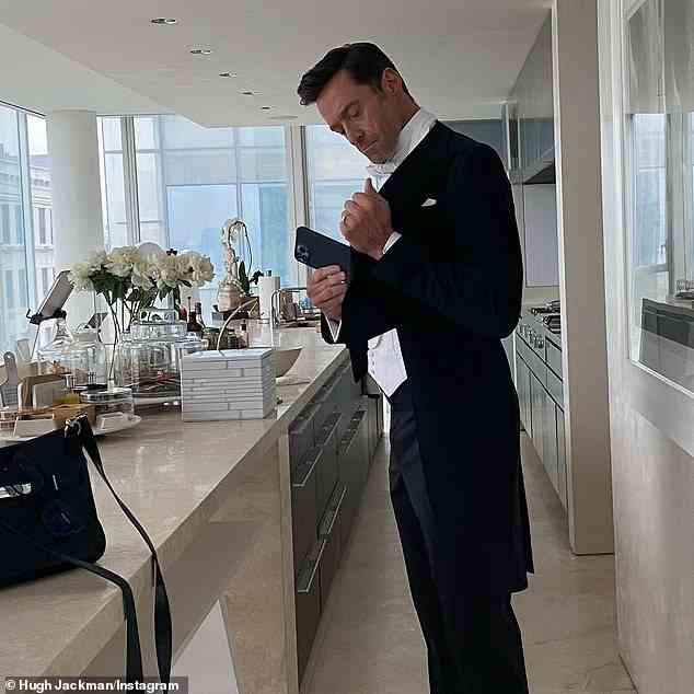 Essentials: Auf einem zweiten Bild stand Hugh in seiner Küche, als er einen wichtigen Gegenstand in die Innentasche seiner Jacke steckte – sein Telefon