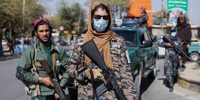 Taliban-Kämpfer stehen Wache während des Frauenprotestes in Kabul, Afghanistan, Donnerstag, 21. Oktober 2021. (AP Photo/Ahmad Halabisaz)