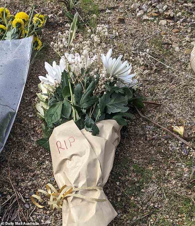 Ein Trauernder hinterlässt eine Nachricht auf einem Blumenstrauß vor dem Haus, in dem Chen Cheng angeblich erstochen wurde