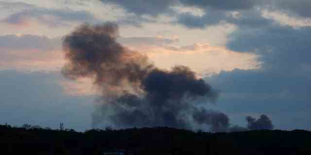 Rauch steigt nach Raketenangriffen auf, während Russlands Angriff auf die Ukraine am 3. Mai 2022 in Lemberg, Ukraine, fortgesetzt wird. 