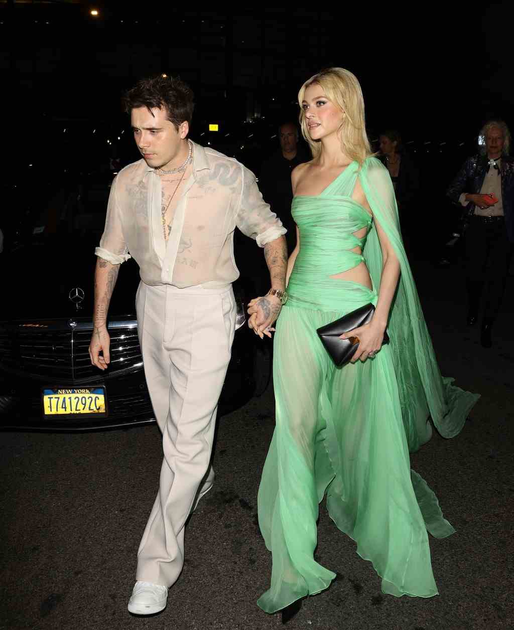 Brooklyn Beckham hält das Kleid von Frau Nicola Peltz, als sie zur After-Party der Cipriani Met Gala in New York City ankommen