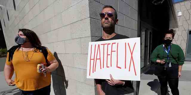 Ein Mann nimmt am 20. Oktober 2021 in Los Angeles, Kalifornien, an einer Kundgebung zur Unterstützung des Streiks von Netflix-Transgender-Mitarbeitern teil, um gegen das Streaming von Dave Chappelles Comedy-Special zu protestieren.