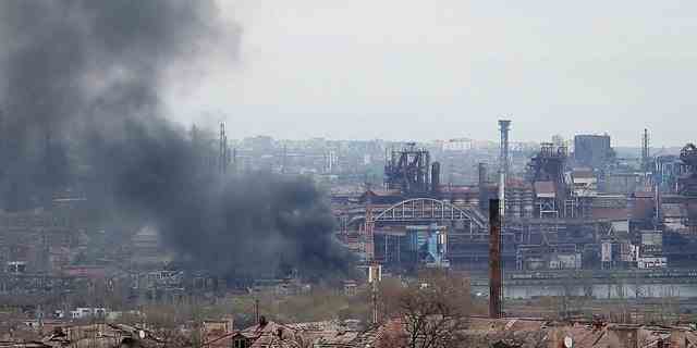 Auf diesem Foto aus einem Video steigt am Dienstag, den 3. Mai 2022, Rauch aus dem Metallurgischen Kombinat Azovstal in Mariupol auf, auf dem Gebiet unter der Regierung der Volksrepublik Donezk in der Ostukraine.