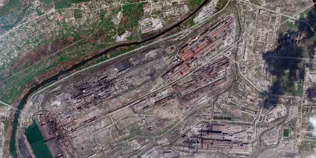 Dieses Satellitenbild von Planet Labs PBC zeigt Schäden im Azovstal-Stahlwerk in Mariupol, Ukraine, Mittwoch, den 27. April 2022.