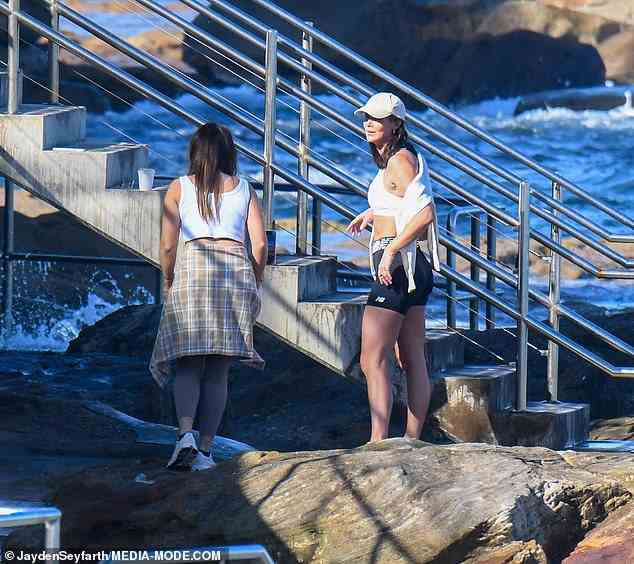 Auf den Felsen: Die beiden Frauen wurden gesehen, wie sie über die Bilder diskutierten, bevor sie ihren Spaziergang am Strand entlang fortsetzten