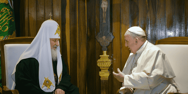 Das Oberhaupt der Russisch-Orthodoxen Kirche, Patriarch Kirill, links, und Papst Franziskus sprechen im Februar 2016 bei einem Treffen auf dem Flughafen José Marti in Havanna, Kuba.