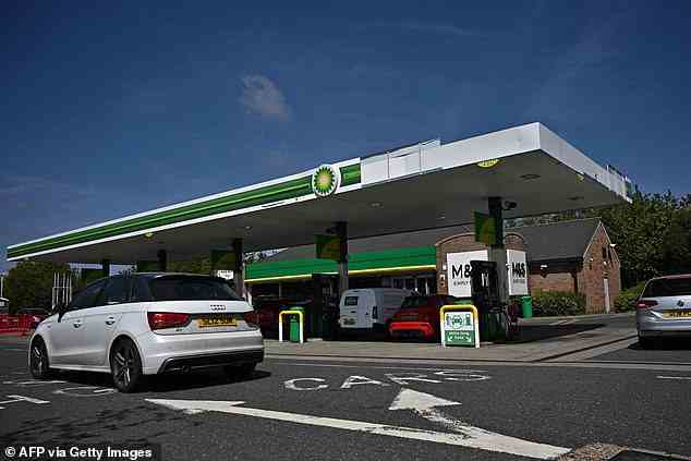 Während die Kosten für das Tanken in ganz Großbritannien geringfügig sanken, stiegen die Durchschnittspreise an Autobahnraststätten weiter um fast einen Cent pro Liter