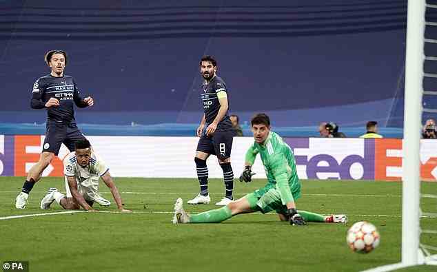 Real Madrids Torhüter Thibaut Courtois lenkte einen weiteren Grealish-Schuss knapp am Pfosten vorbei ab