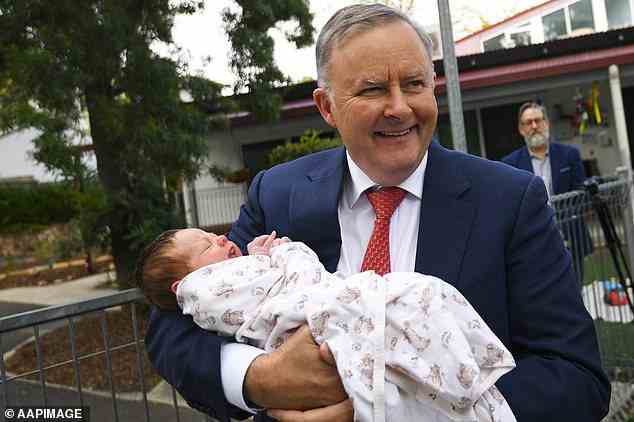 Wenn Anthony Albanese (Mitte) die Wahl gewinnt, könnten alle Eltern in Australien 90 Prozent der vom Steuerzahler bezahlten Rechnungen für die Kinderbetreuung erhalten