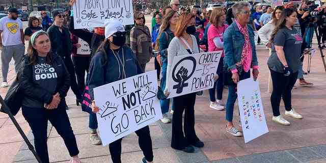 Befürworter der Abtreibungsrechte versammeln sich am Dienstag, dem 5. April 2022, vor dem Oklahoma Capitol in Oklahoma City, um gegen mehrere Anti-Abtreibungsgesetze zu protestieren, die von der von der GOP geführten Legislative geprüft werden.