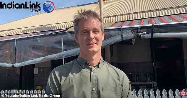 Der wohlhabende Labour-Kandidat Andrew Charlton wurde mit dem Fallschirm abgesetzt, um sich im Westen Sydneys zur Wahl zu stellen, und konnte keine drei lokalen Restaurants nennen, während er in einer Straße voller Restaurants stand