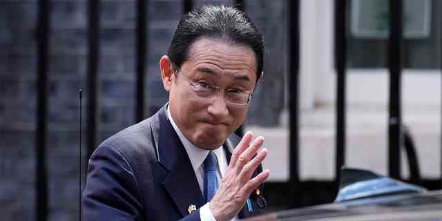Der japanische Premierminister Fumio Kishida winkt den Medien zu, als er nach seinem Treffen mit dem britischen Premierminister Boris Johnson am Donnerstag, dem 5. Mai 2022, in der Downing Street 10 in London abreist. 