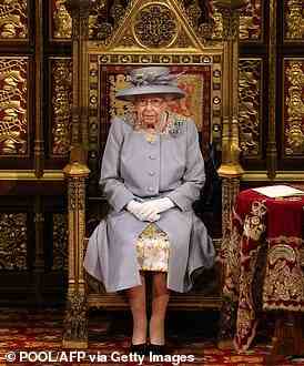 Königin Elizabeth II. sitzt während der Staatseröffnung des Parlaments auf dem Thron des Souveräns im Oberhaus