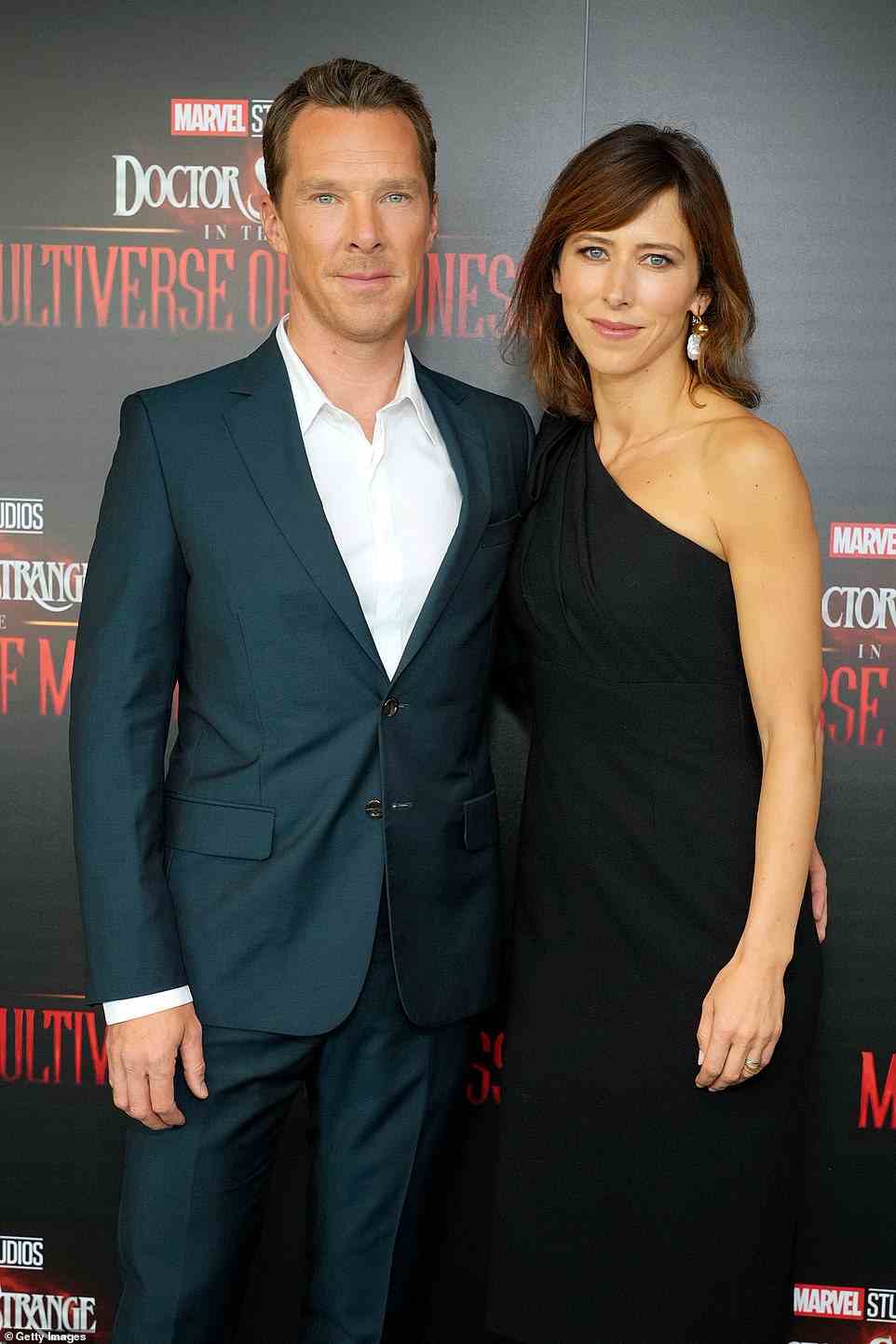 Power-Paar: Benedict sah in einem Anzug schick aus, während seine Frau ein schwarzes One-Shoulder-Kleid trug