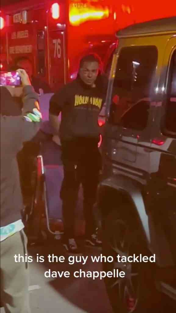 Der Angreifer Isaiah Lee wird mit Verletzungen im Gesicht gesehen, als er von einem Polizeiauto zu einem Krankenwagen geführt wird.