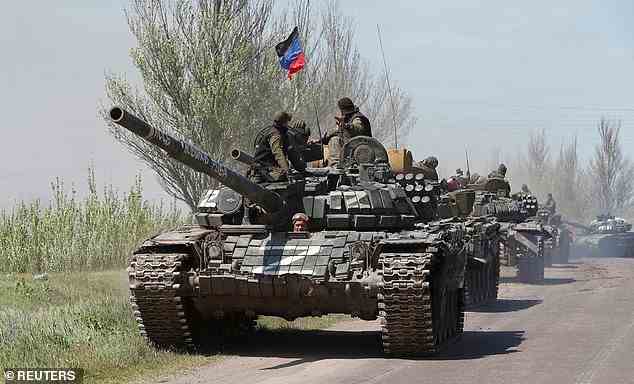 Militärangehörige prorussischer Truppen fahren gepanzerte Fahrzeuge während des Ukraine-Russland-Konflikts in der Nähe von Novoazovsk in der Region Donezk, Ukraine, 6. Mai 2022