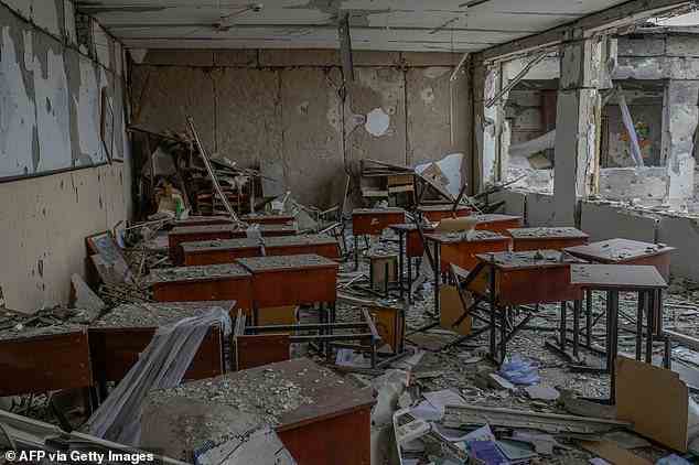 Im südukrainischen Dorf Zelenyi Hai in der Nähe von Cherson ist ein zerstörtes Klassenzimmer in einer von russischen Raketen getroffenen Schule zu sehen