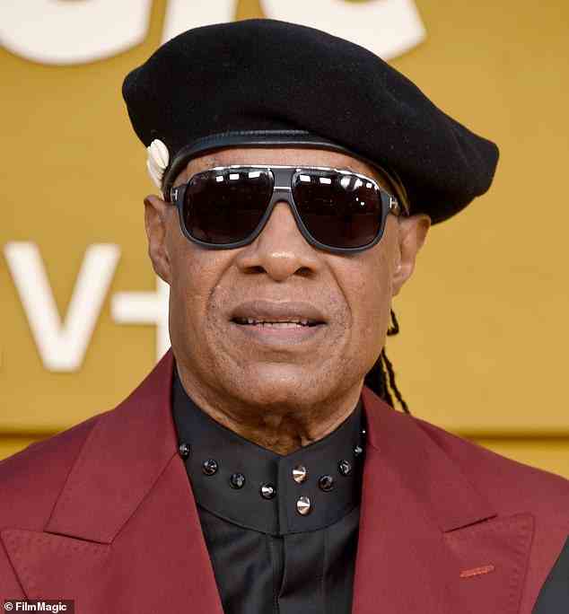 Stevie Wonder, heute 71 Jahre alt, der Hits wie „Superstition“ und „Isn’t She Lovely“ machte, erblindete kurz nach seiner Geburt und war beeindruckt von einer ähnlichen Brille wie die, die gerade entwickelt wird
