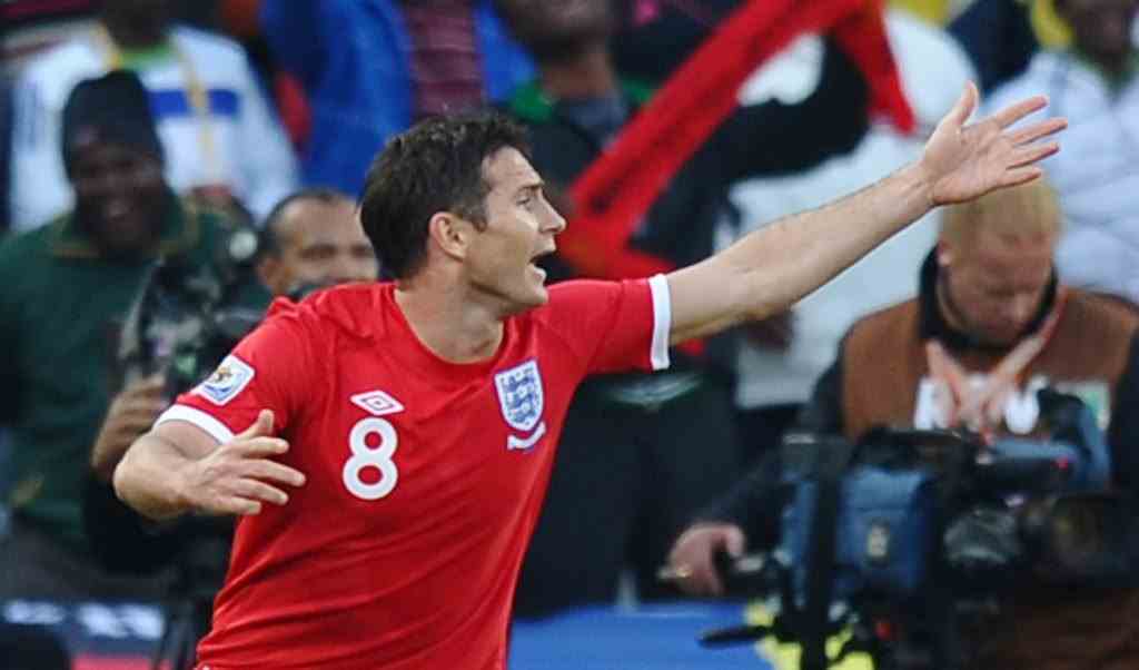 Englands Mittelfeldspieler Frank Lampard reagiert