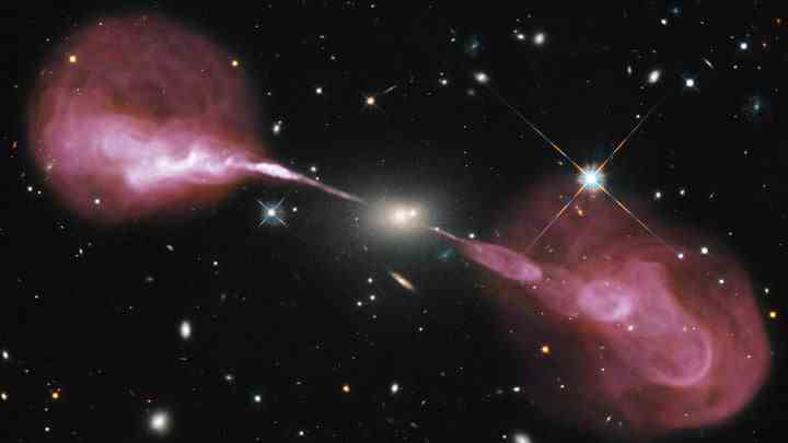 Spektakuläre Jets, die von der Gravitationsenergie eines supermassiven Schwarzen Lochs im Kern der elliptischen Galaxie Hercules A angetrieben werden, wie sie von der Wide Field Camera 3 des Hubble-Weltraumteleskops und dem Radioteleskop Karl G. Jansky Very Large Array (VLA) in New Mexico aufgenommen wurden.