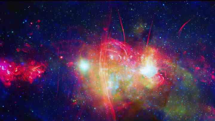 Die zentrale Region unserer Galaxie, die Milchstraße, enthält eine exotische Ansammlung von Objekten, darunter ein supermassereiches Schwarzes Loch mit einem Gewicht von etwa 4 Millionen Sonnenmassen, Millionen Grad heiße Gaswolken, Neutronensterne und weiße Zwergsterne reißendes Material von Begleitsternen und schöne Ranken von Radioemissionen.  Dieses neue zusammengesetzte Bild zeigt Chandra-Daten (grün und blau) kombiniert mit Radiodaten (rot) vom MeerKAT-Teleskop in Südafrika. 