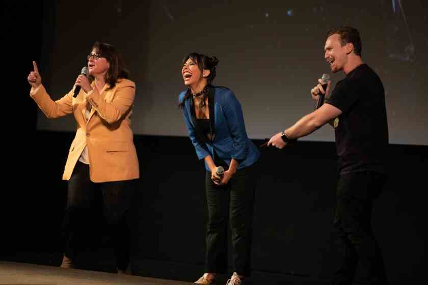 Drei Personen sprechen von der El-Capitan-Bühne bei der Hollywood-Premiere "Doctor Strange im Multiversum des Wahnsinns." 