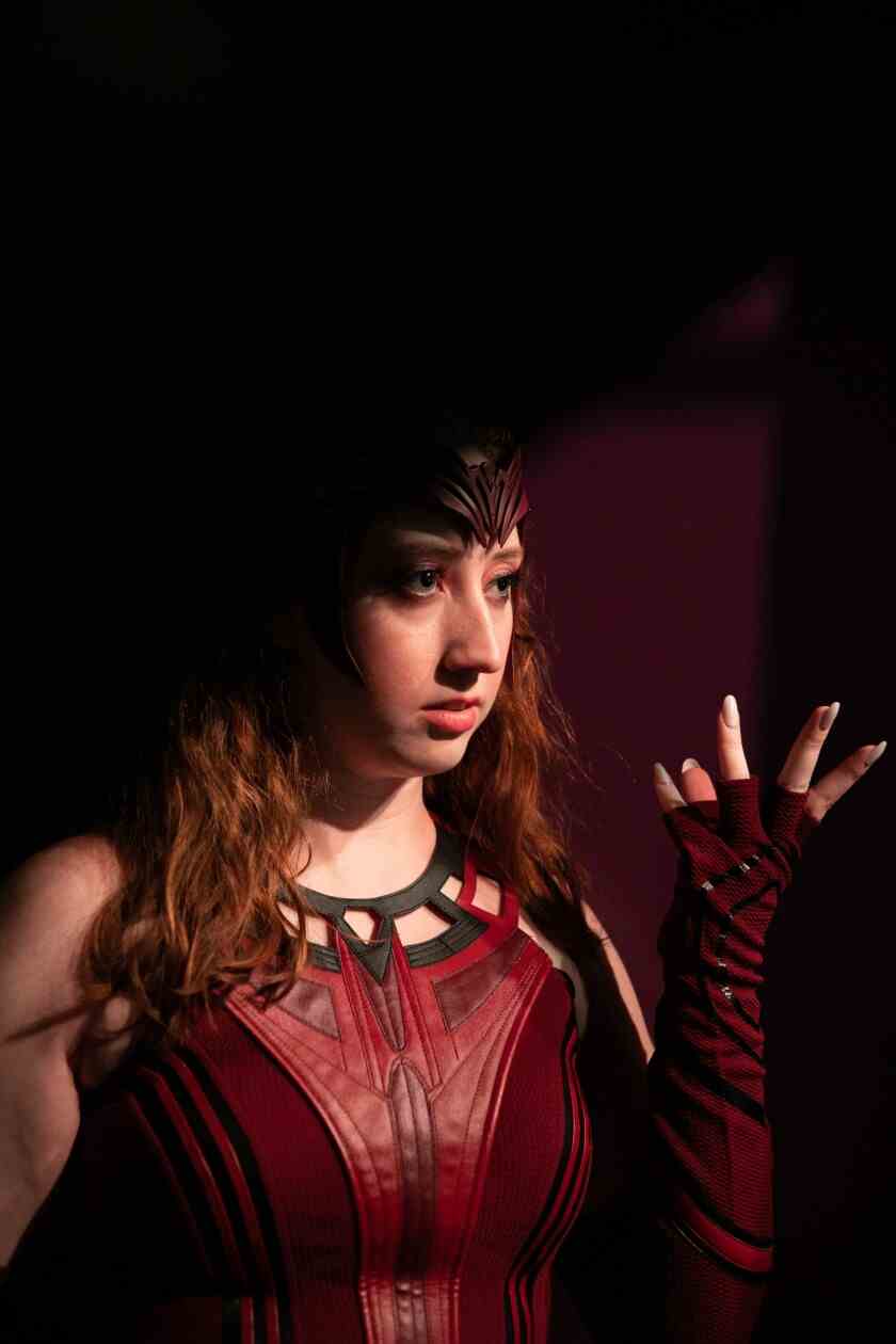 Eine Frau in einem roten Kostüm der Scharlachroten Hexe posiert bei der Premiere von "Doctor Strange im Multiversum des Wahnsinns." 
