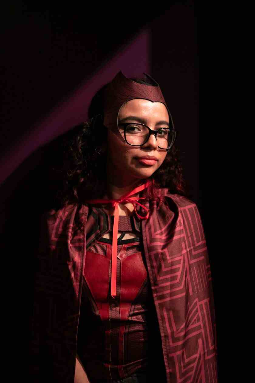 Jazmin Sedano, 18, trägt ihr Scarlet Witch-Kostüm für die Premiere von "Doctor Strange im Multiversum des Wahnsinns." 