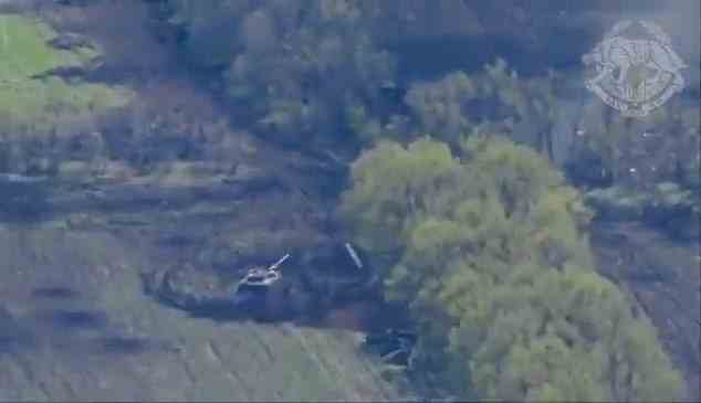 Eine ukrainische Drohne überwachte einen fortgeschrittenen russischen T-90M-Panzer, als ein Raketenangriff eintraf