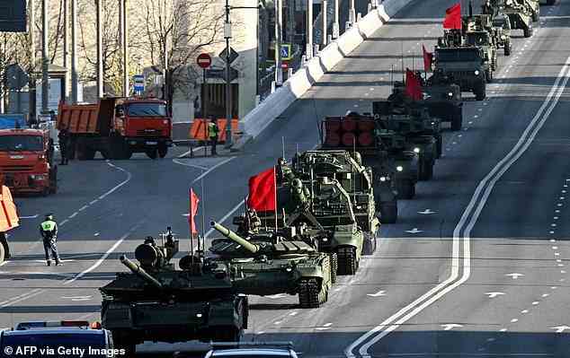 Ein russischer T-90M-Panzer (vorne) und andere Militärfahrzeuge fahren entlang der Garden Ring Road in Richtung Roter Platz, um eine Probe der Militärparade zum Tag des Sieges zu proben, die am 9. Mai stattfinden soll