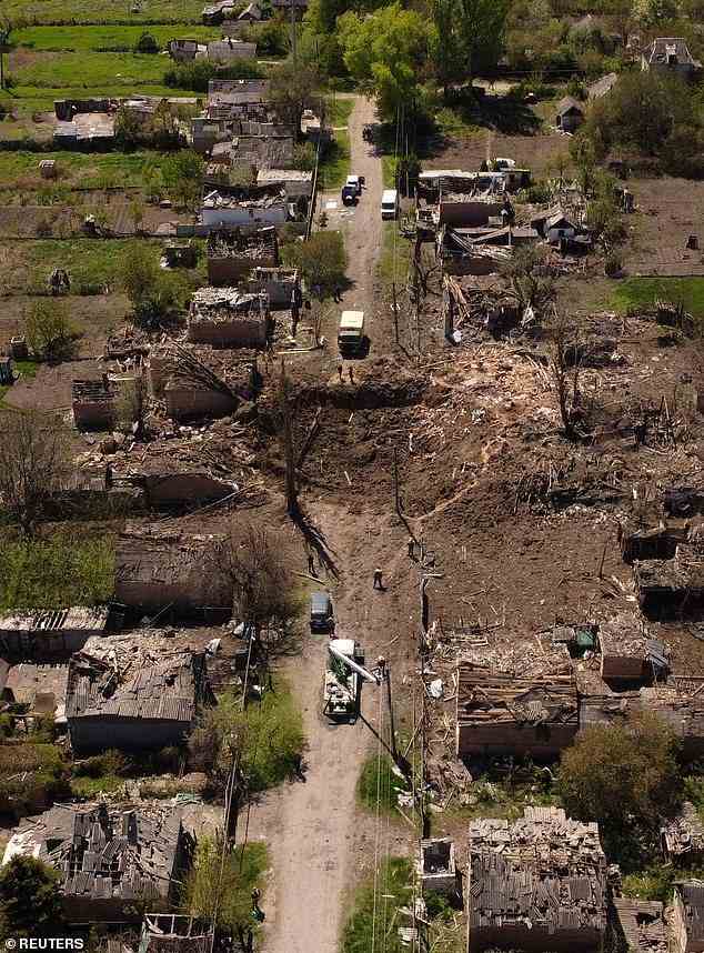 Im Donbass im Osten der Ukraine toben weiterhin heftige Kämpfe, wo ein russischer Raketenangriff einen riesigen Krater in einem Wohngebiet von Bachmut in der Region Donezk hinterlassen hat