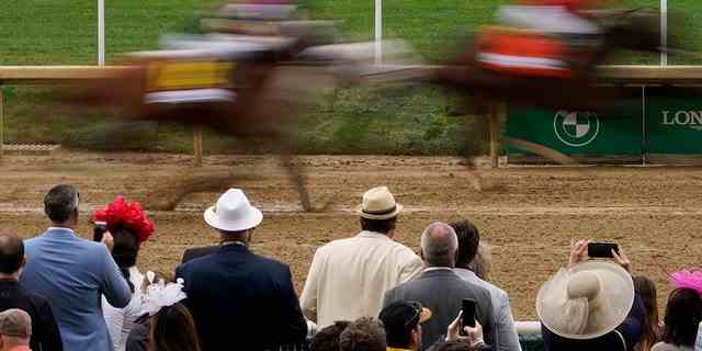 Fans sehen sich das erste Rennen des Tages in Churchill Downs am Samstag, den 7. Mai 2022, in Louisville, Kentucky, an. Die 148. Auflage des Kentucky Derby-Pferderennens ist für später am Tag geplant. 