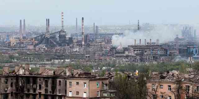 Rauch steigt aus dem metallurgischen Kombinat Azovstal in Mariupol auf, im Gebiet unter der Regierung der Volksrepublik Donezk, östlich von Mariupol, Ukraine, Donnerstag, 5. Mai 2022. (AP Photo)