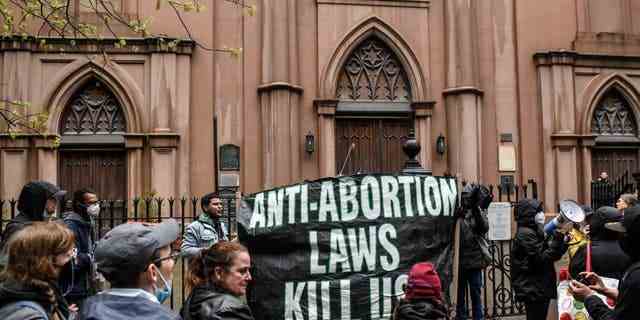 Aktivisten für Abtreibungsrechte versammeln sich vor einer katholischen Kirche in der Innenstadt von Manhattan, um ihre Unterstützung für das Wahlrecht einer Frau am 7. Mai 2022 in New York City zum Ausdruck zu bringen. 