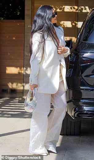 Kylie Jenner (im Bild) kombinierte eine durchsichtige Coperni-Tasche mit einem weißen Business-Anzug, als sie in Malibu ausstieg