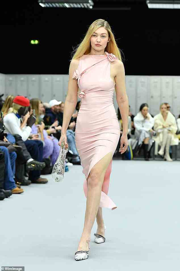 Gigi Hadid (im Bild) nahm an der Coperni Womenswear Herbst/Winter 2022-2023 Show im Rahmen der Paris Fashion Week teil und trug ein pastellrosa Kleid und eine durchsichtige Glashandtasche