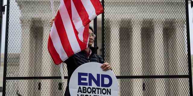 Ein Pro-Life-Demonstrator steht am 5. Mai 2022 vor einem nicht überwindbaren Zaun, der um den Obersten Gerichtshof der USA in Washington, DC, steht. 