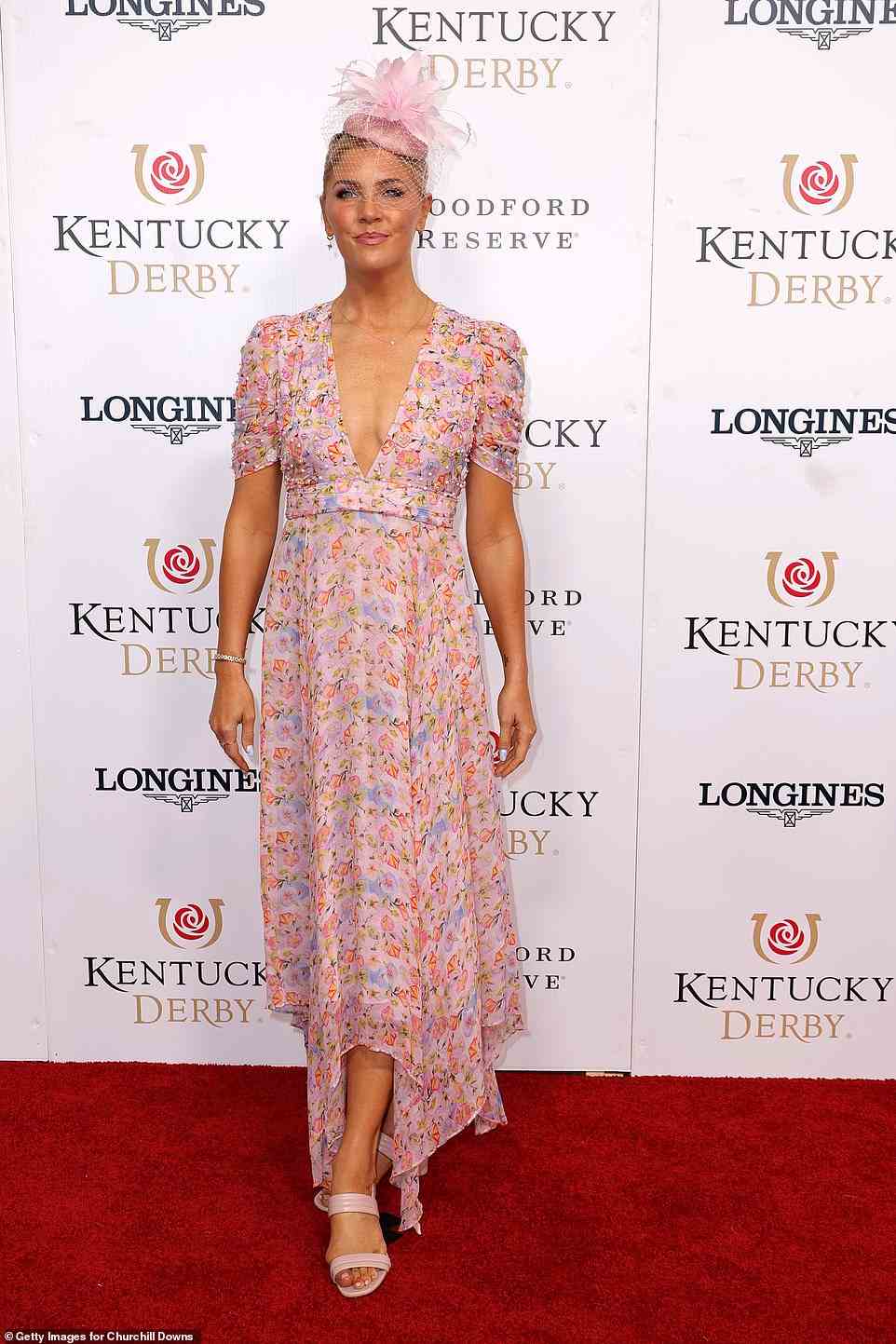 Pastelltraum: Amanda Kloots, 40, trug ein asymmetrisches pastellfarbenes Kleid mit tiefem Ausschnitt und kurzen Ärmeln, das sie mit einem schicken rosa Fascinator und offenen rosa Schuhen kombinierte