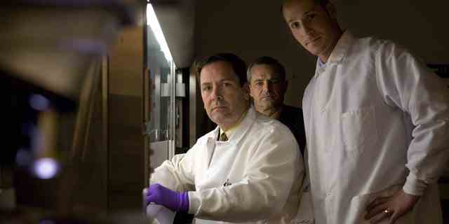 Von links: Forensiker Jason Bannan, Supervisory Special Agent Scott Decker und Supervisory Special Agent Matthew Feinberg, posieren für ein Porträt am 16. Oktober 2008 in einem Labor in Quantico, Virginia. Die drei halfen bei der Lösung der Anthrax-Untersuchung. 