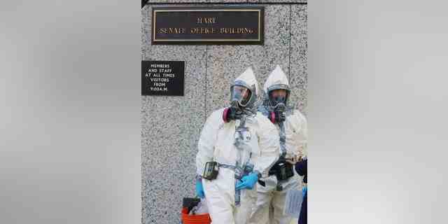 Mitglieder eines Biohazard-Teams warten darauf, das Hart Senate Office Building am 7. November 2001 auf dem Capitol Hill in Washington zu betreten.