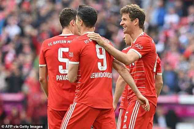 Thomas Müller (rechts) brachte Bayern München eine Minute vor der Pause in Führung